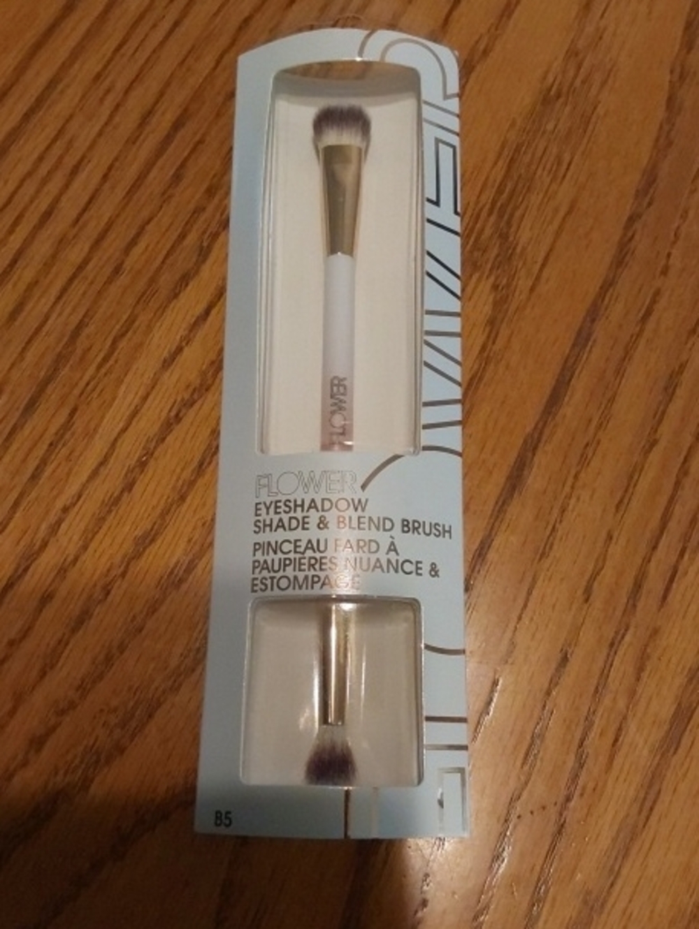 Flower Eyeshadow Shade & Blend Brush - White